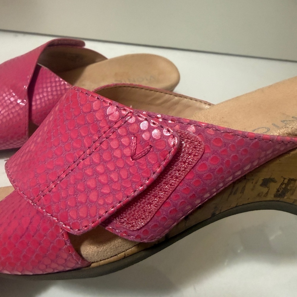 Vionic Women's Fuchsia Textured Mules in excellent conditions - Picture 11 of 16